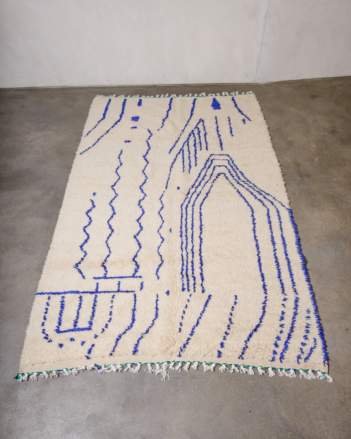 Modern designer handcrafted Berber rug from Morocco. Azilal rug with beautiful colours and patterns. Made of sheep’s wool and cotton.